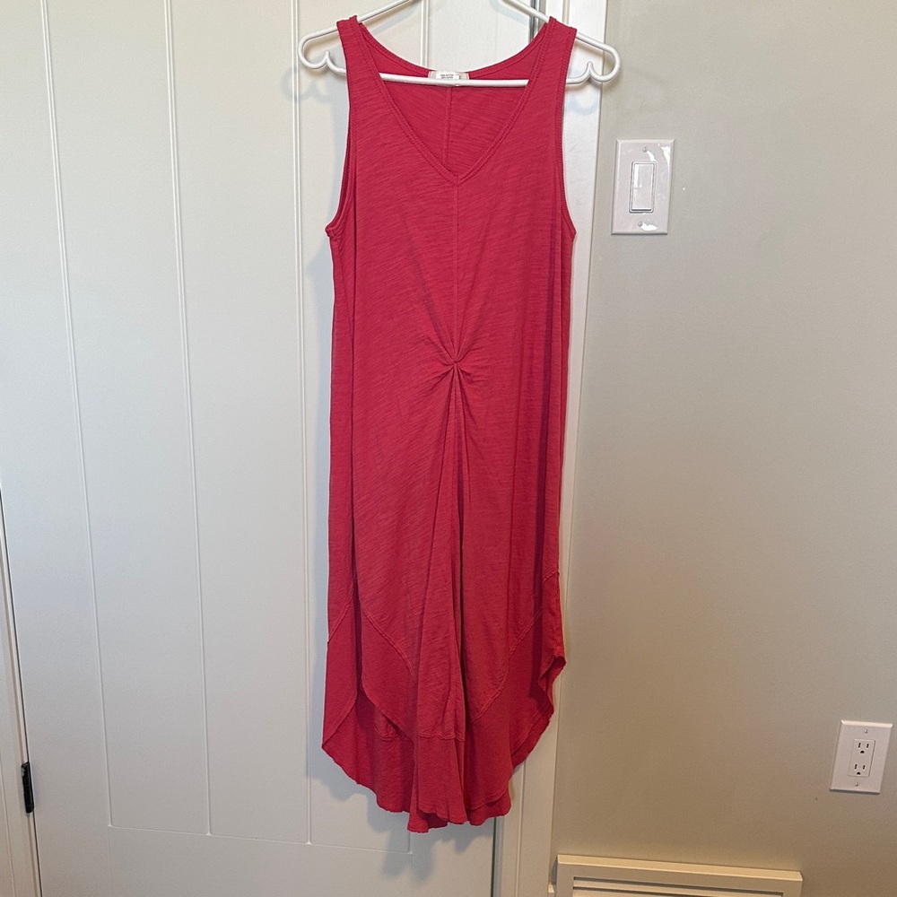 Elegant Sleeveless Pink Dress with Knot Detail